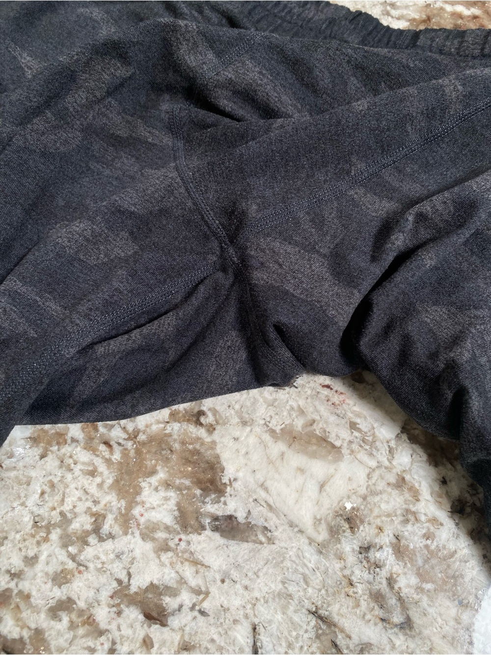 Vuori DreamKnit Performance Joggers Women’s XL Camo Sweatpants - Picture 6 of 9